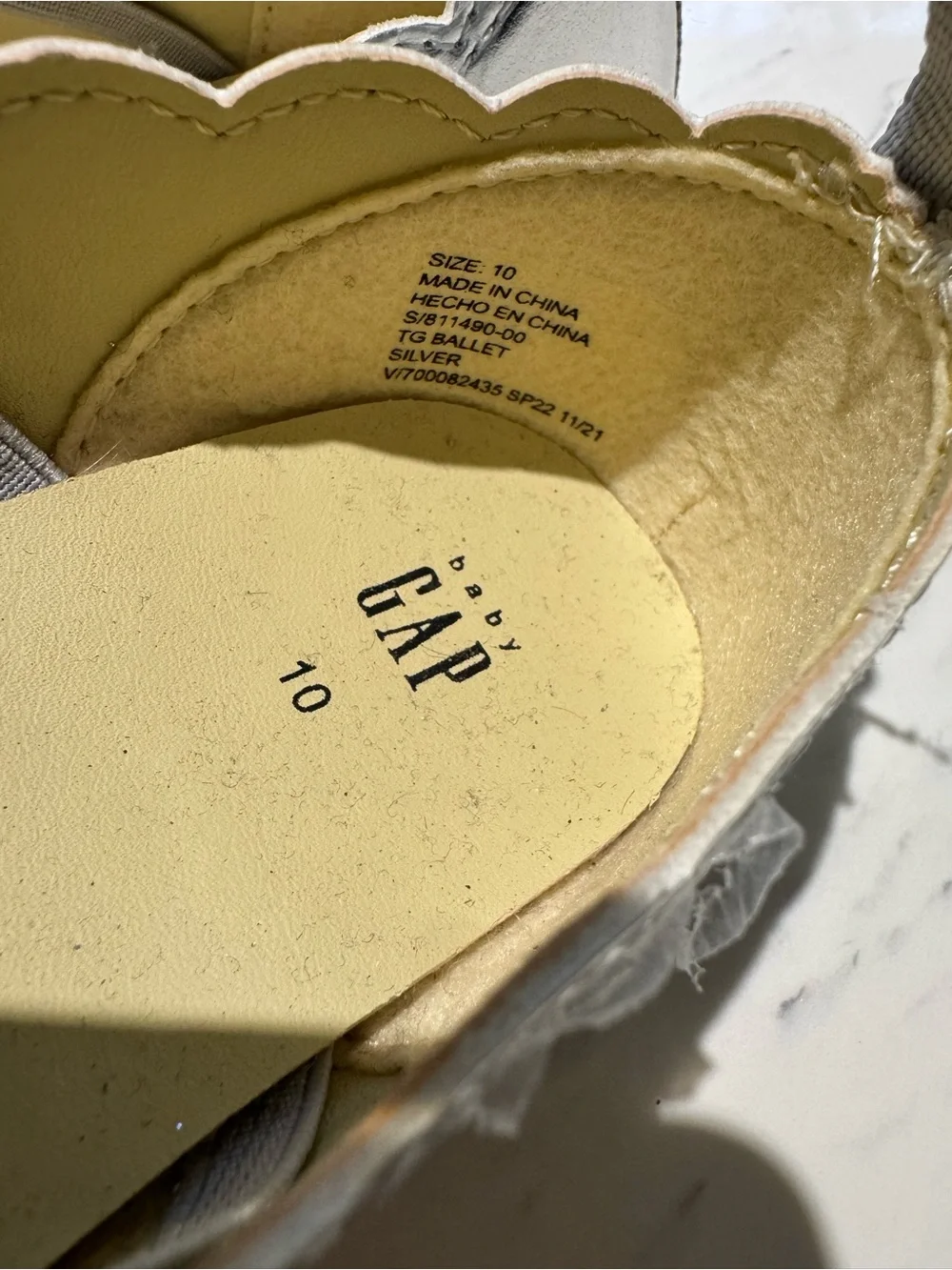 GAP Girls 10 Metallic Silver Scalloped Mary Jane Flats NWOT